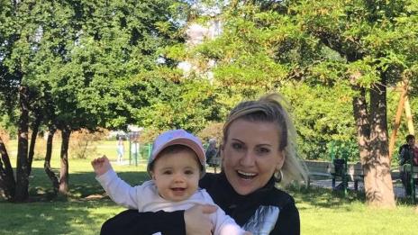 Баба и внуче: Илиана Раева с бебе в парка
