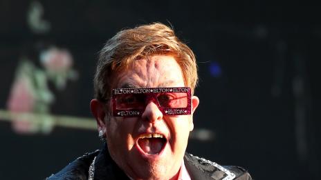 Елтън Джон с писмо до Путин