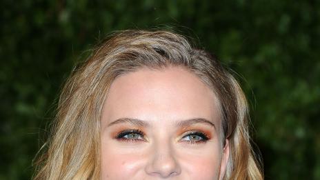 Адвокатът на Скарлет плаши сайтове със съд