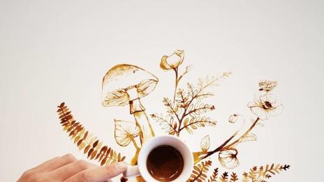 Артист превръща разлято кафе в картини