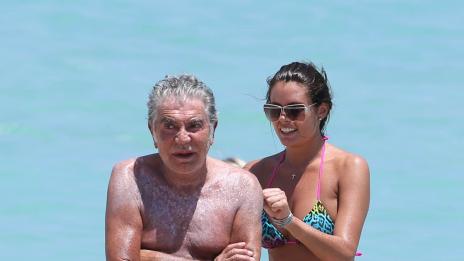 Роберто Кавали не се отказва от младите жени и леопардовия принт