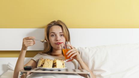 4 причини да не ядете в леглото