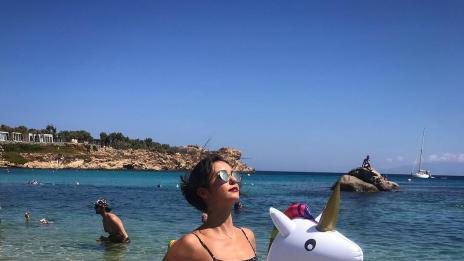 Нина Добрев събира тен в Гърция