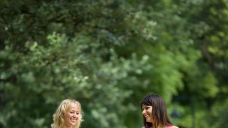 Новоизлюпена майка = нови приятелки