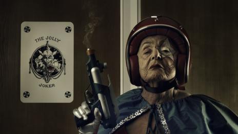 Една баба става супергерой