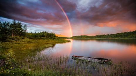 Двойна дъга озарява небето