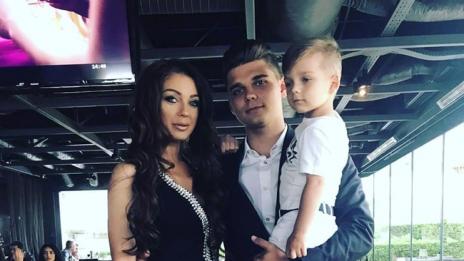 Емануела изпрати големия си син абитуриент