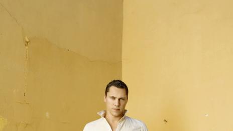 Tiësto пристига с частен самолет