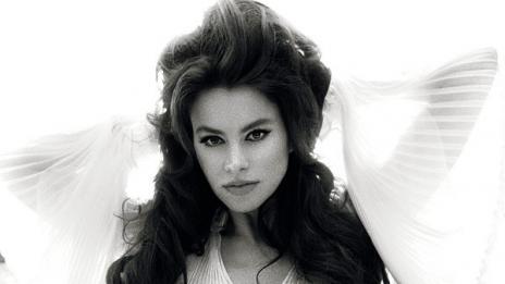 Още секси извивки от София Вергара