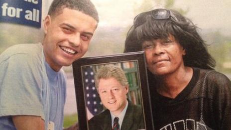 Тъмнокож твърди, че е син на Бил Клинтън, иска да опознае баща си