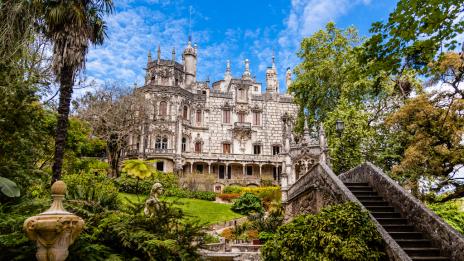 Интригуващият замък Регалейра в Португалия