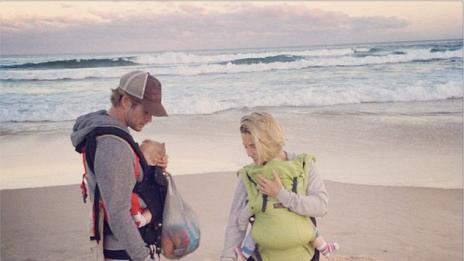 Крис Хемсуърт си осинови кученце