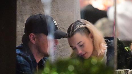 Лео ди Каприо спипан на вечеря с модел