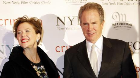 И дъщерята на Уорън Бийти си смени пола (видео)