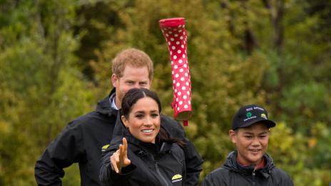 Меган победи Хари: Хвърля по-точно ботуши!