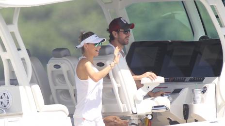 Ана Курникова дари с близнаци Енрике Иглесиас