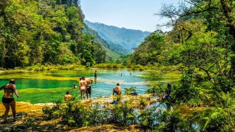 Тюркоазен оазис в горите на Гватемала