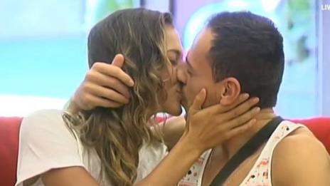 Дани на колене с пръстен, Алекс каза „Да“ във VIP Brother