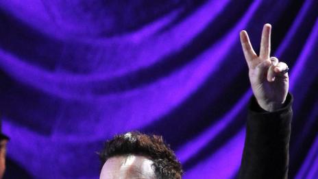 Боно научил колежка да ходи на токчета