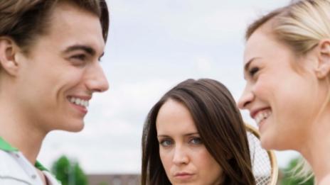 Знаците, че гаджето ви си пада по своята „приятелка“