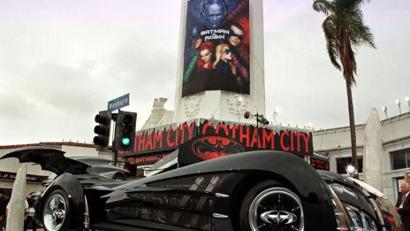 Баткамобил спира, бягай – кифла слиза