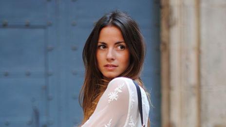 Как да носите бяла дантела през лятото?