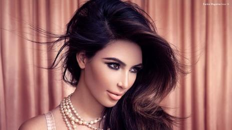 Ким  скърби за котката си  по перли и жартиери