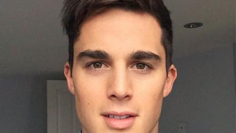 Красив учител зарязва модния подиум, връща се при учениците