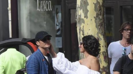 Орландо Блум под ръка със загадъчна брюнетка