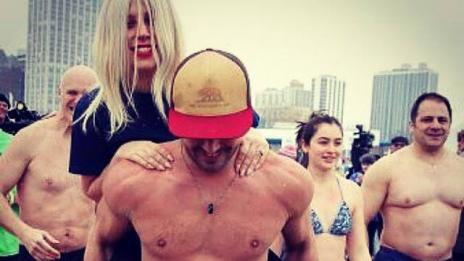 Гага и годеникът ѝ скочиха в ледено езеро за благотворителност