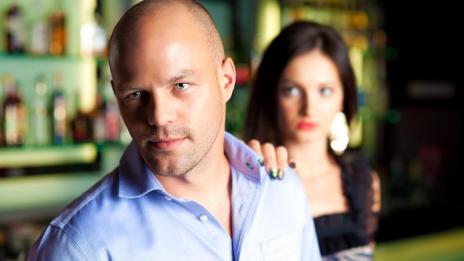 Защо си тръгва?