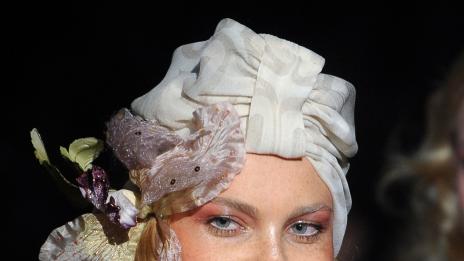 Годината на шала, шала на главата