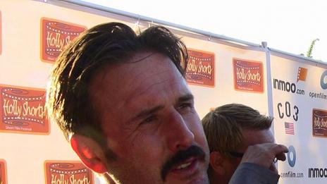 Дейвид Аркет най-накрая с гадже