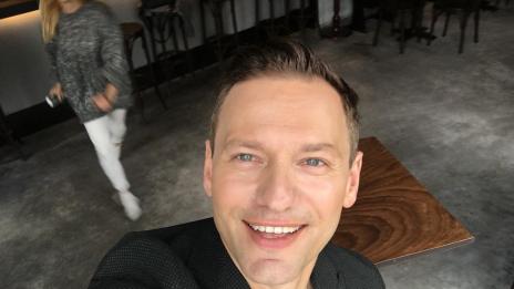 Орлин Павлов забавлява дъщеря си с песни