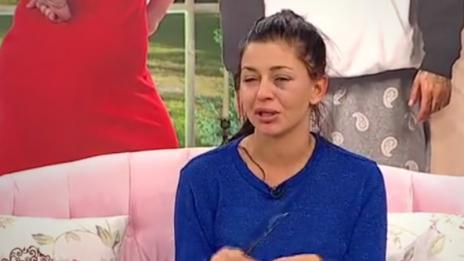 Биячи посинили Дебора пред блока й снощи