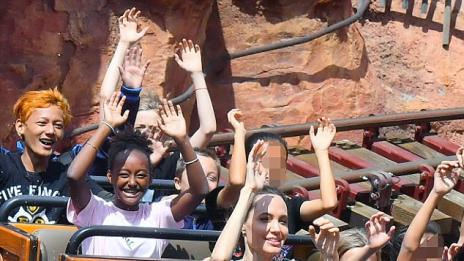 Анджелина Джоли забрави сутиена в Дисниленд