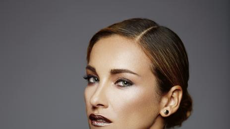 Алекс Раева готова да осинови дете