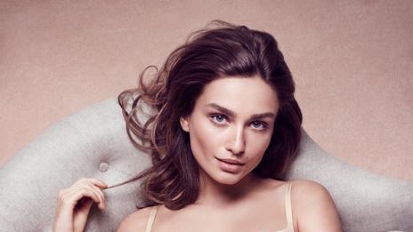 Андреа Диакону се съблече по бельо