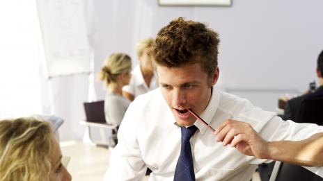 Как да поканите колежка на среща?