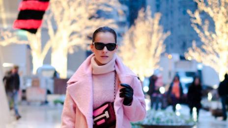 Как да носите розово, без да изглеждате по детски