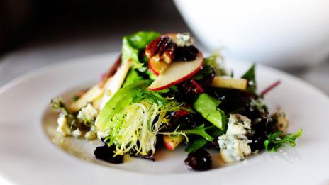 Пролетна салата с череши