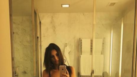 Емили Ратайковски плашила хора с големия си бюст