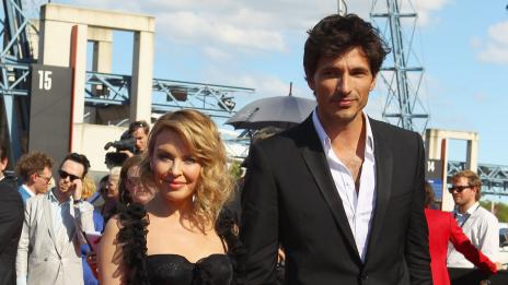 Кайли Миноуг си изплакала очите за модела Андрес Валенкосо