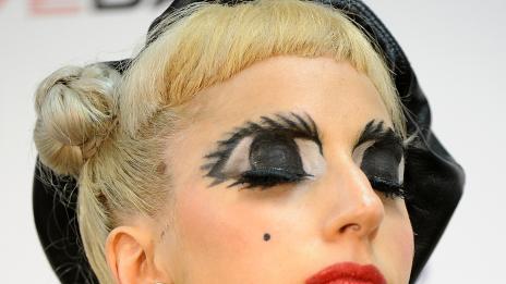 Гага отново руса, развива японски туризъм (видео)