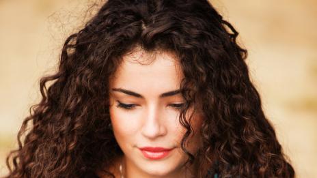 Как да оформяте лесно и бързо къдравата си коса