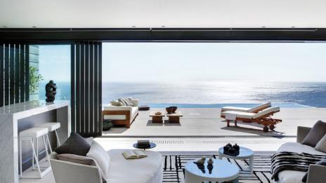 Вила, заобиколена от планина, плаж и океан