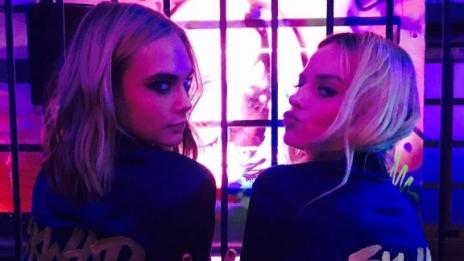 Кара Делевин засипвала принц Хари със среднощни sms-и пияна