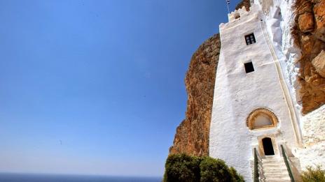 Малък манастир виси високо над Егейско море