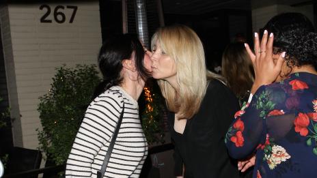 Папараци: Лиса Кудроу и Кортни Кокс на ресторант