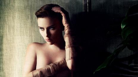 Скарлет обу късите гащета и пак е стилна!